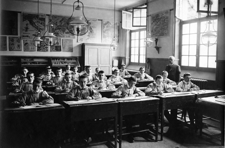1912-Ecole Schneider-salle de cours du groupe spécial -01PHHISTPF04106